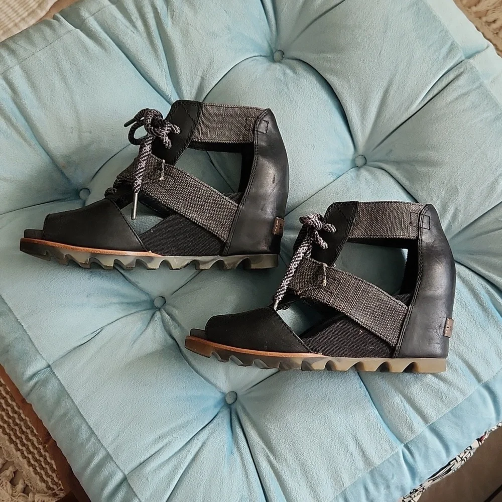 SOREL JOANIE LACE WEDGE SANDALS